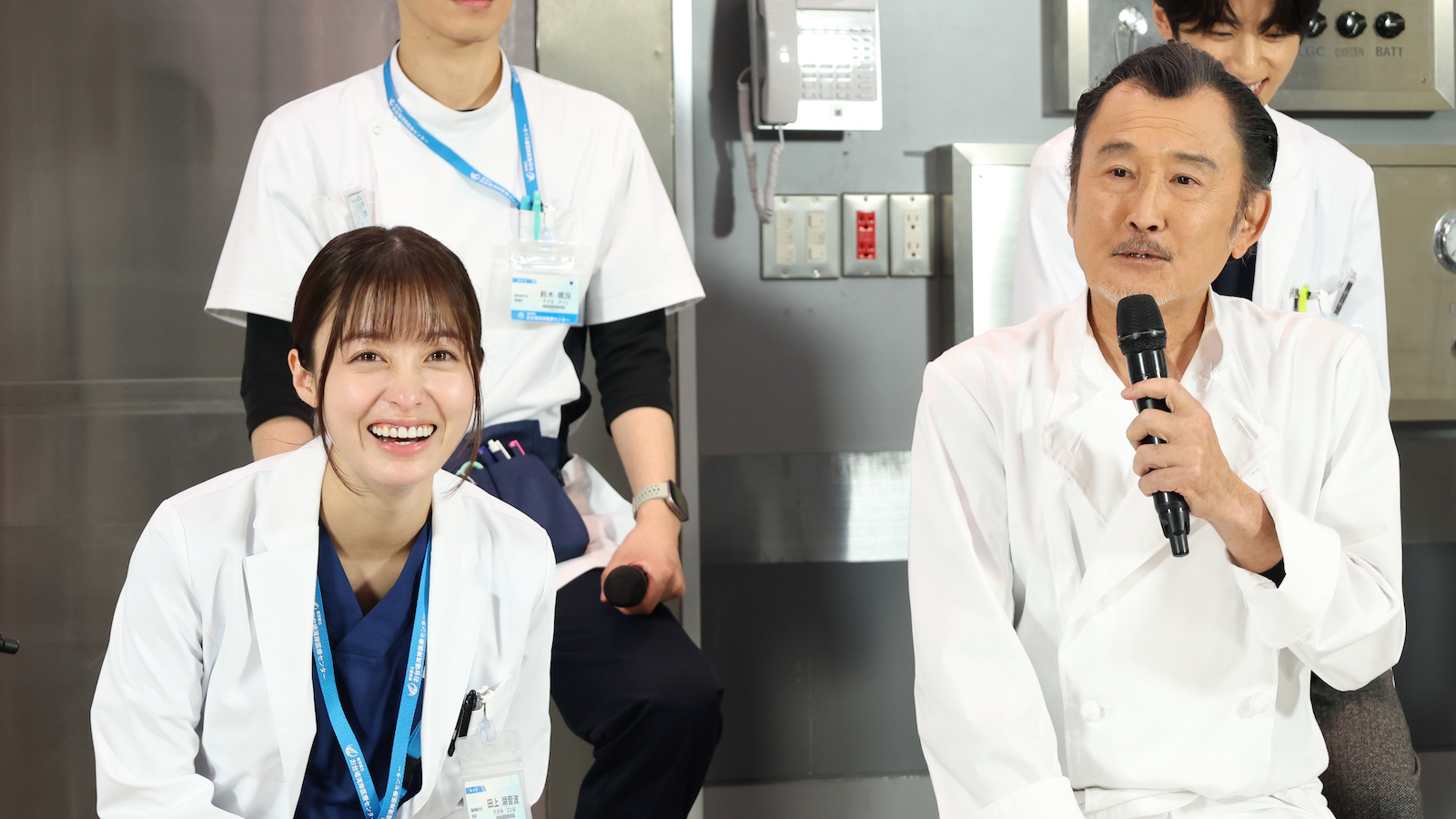 橋本環奈、吉田鋼太郎の写真(ドラマ『ヤンドク!』記者会見)