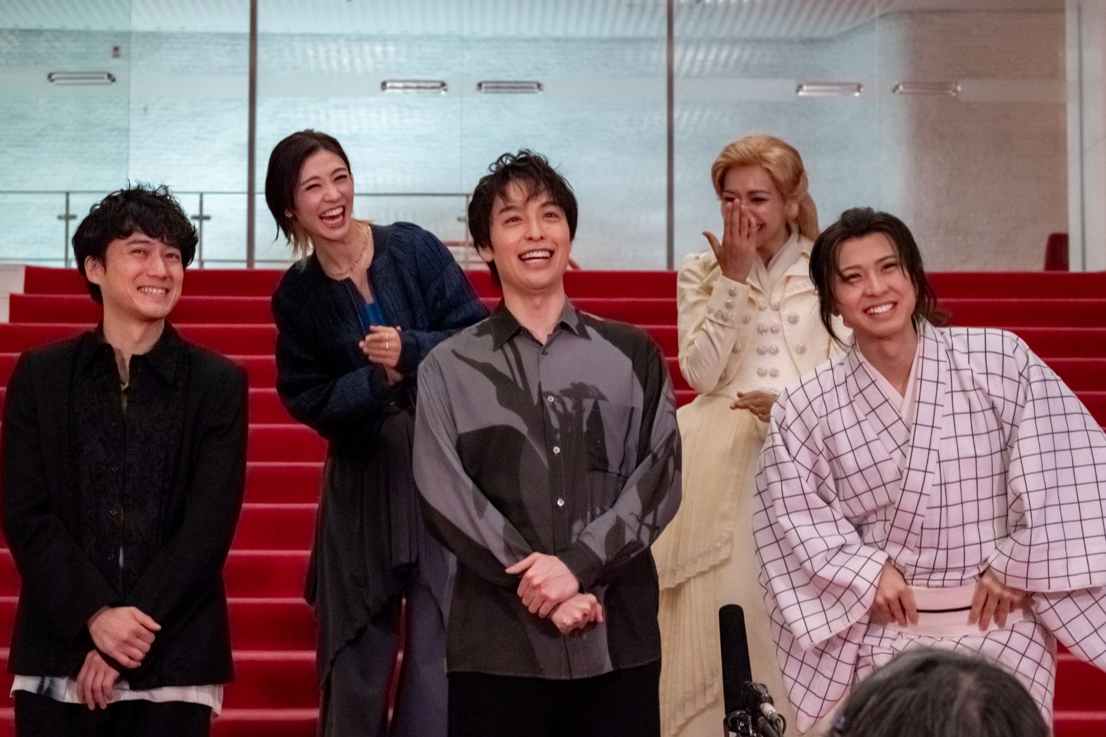 海宝直人、岡宮来夢、豊原江理佳、潤花、藤田俊太郎の写真