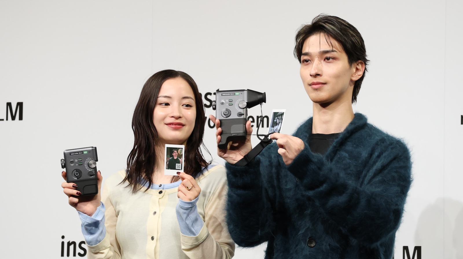 「富士フイルム instax™“チェキ”新製品発表会」に登壇した広瀬すずと横浜流星