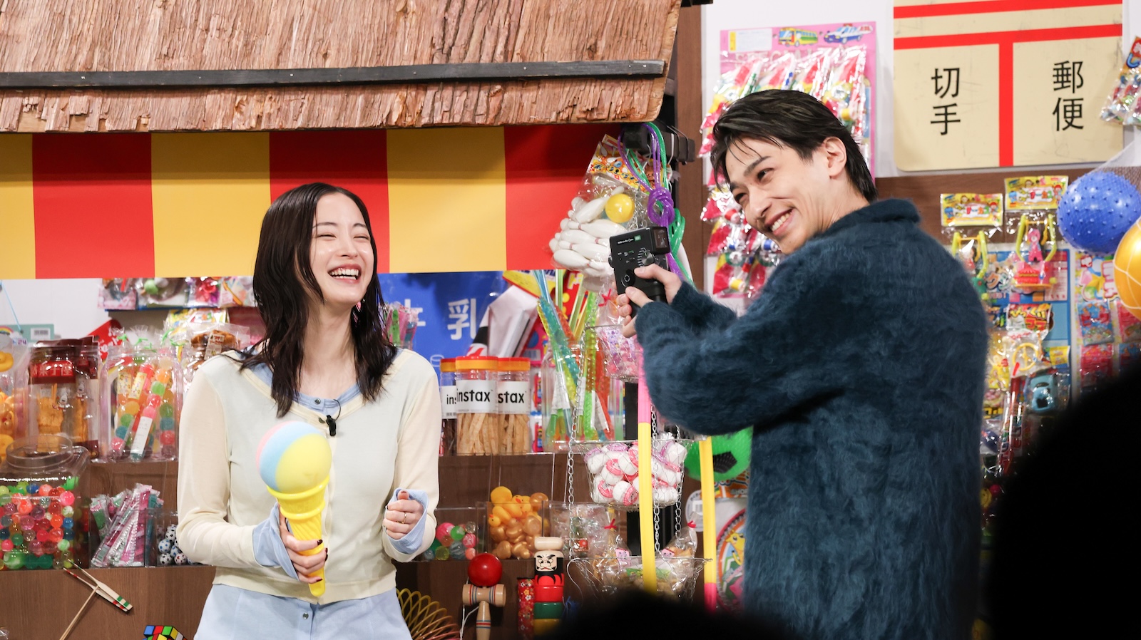 「富士フイルム instax™“チェキ”新製品発表会」に登壇した広瀬すずと横浜流星