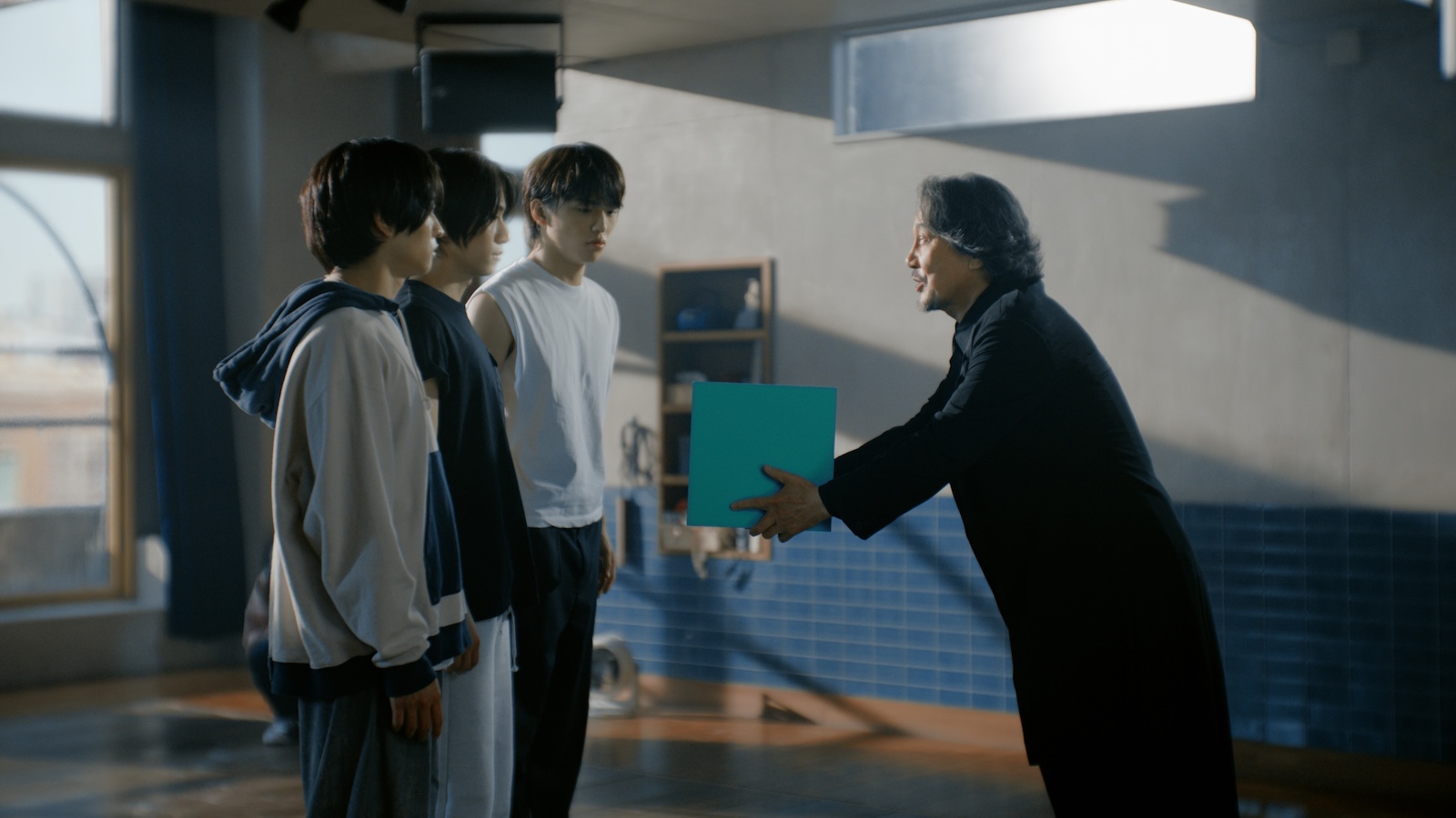 「求人ボックス」の新CMに出演する役所広司とtimeleszの橋本将生・猪俣周杜・篠塚大輝