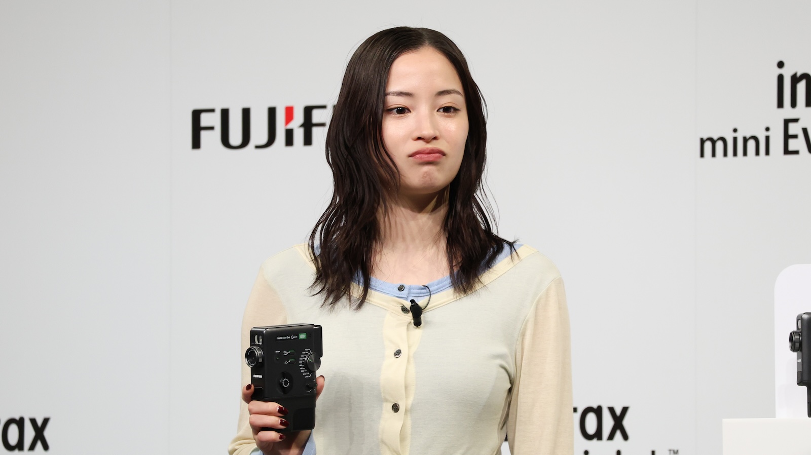 「富士フイルム instax™“チェキ”新製品発表会」に登壇した広瀬すず