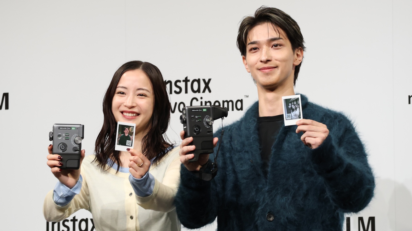 「富士フイルム instax™“チェキ”新製品発表会」に登壇した広瀬すずと横浜流星