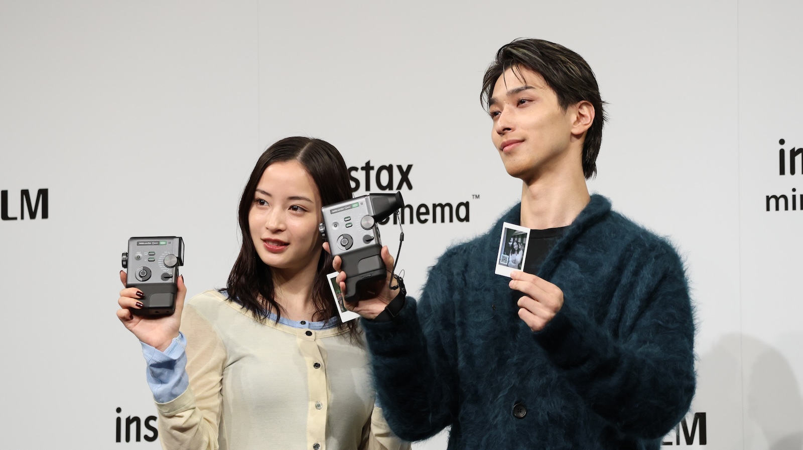 「富士フイルム instax™“チェキ”新製品発表会」に登壇した広瀬すずと横浜流星