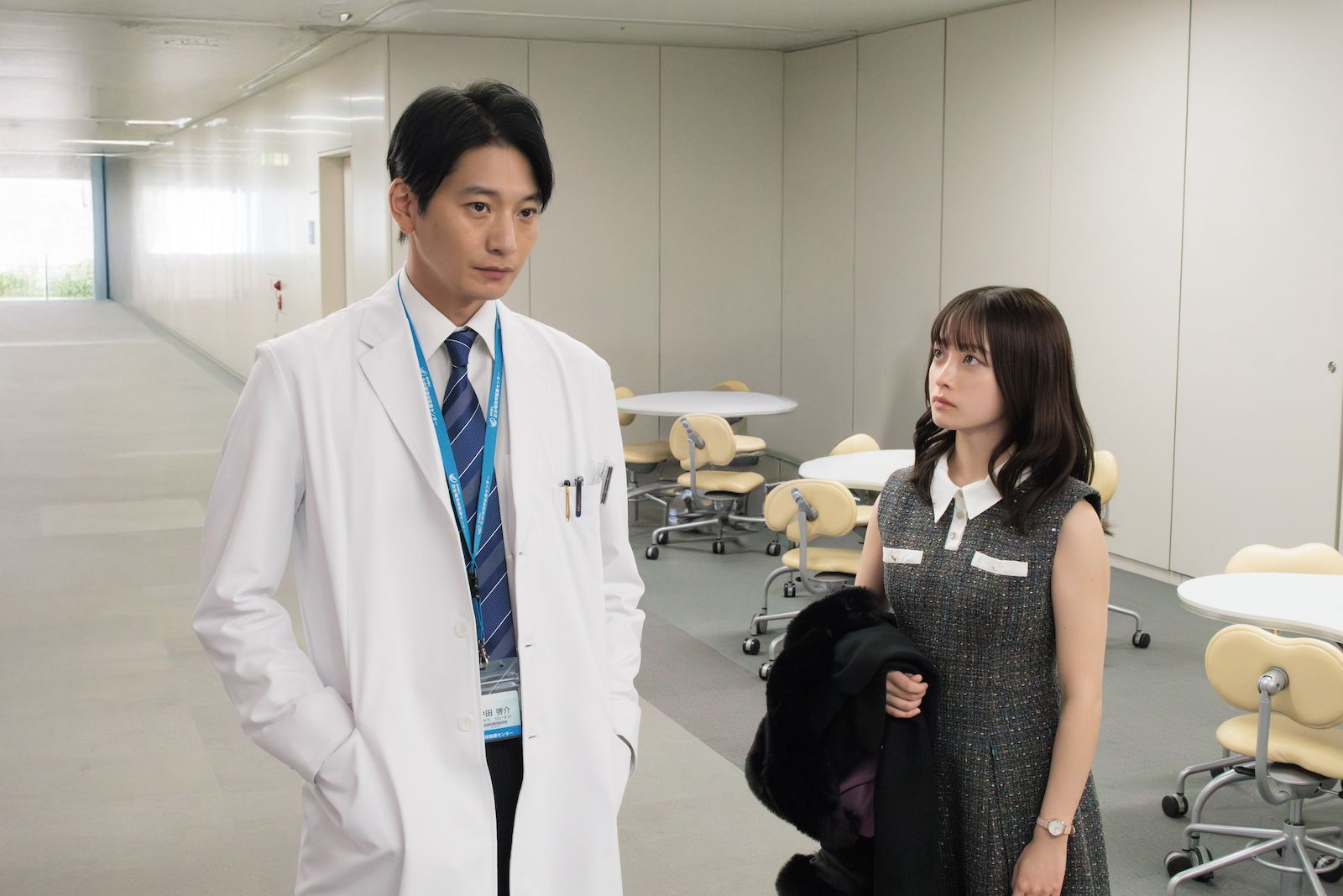 橋本環奈と向井理の写真