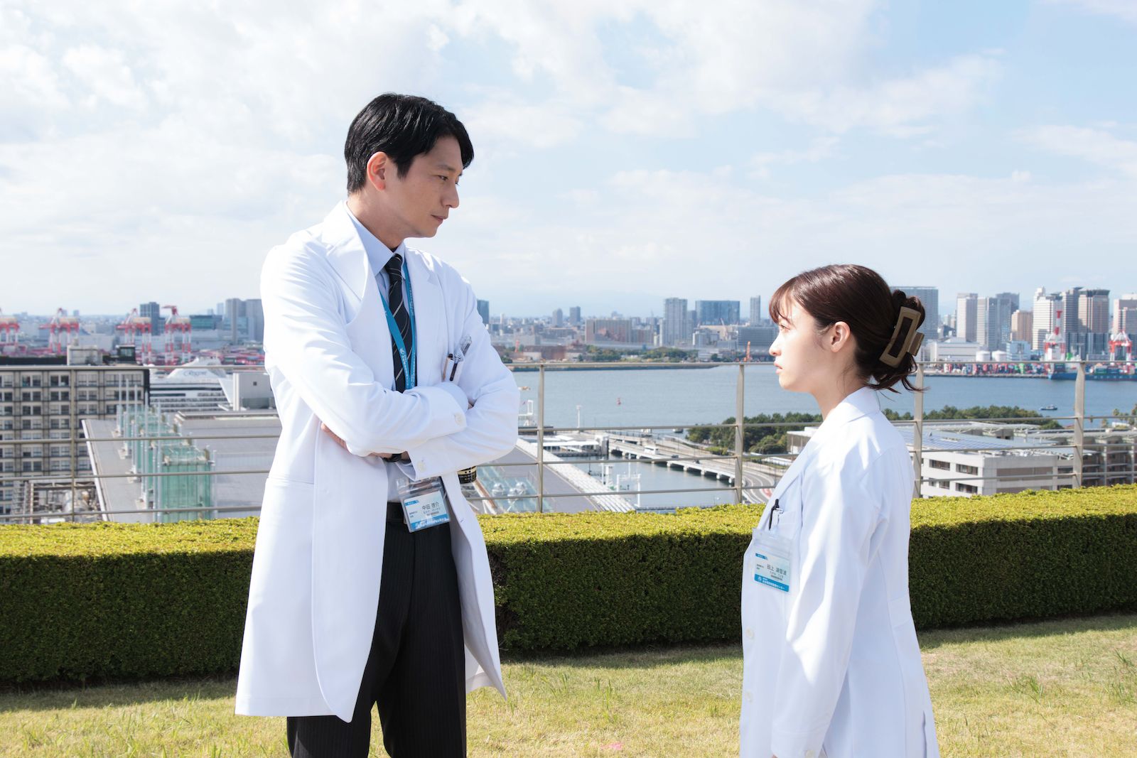 橋本環奈と向井理の写真