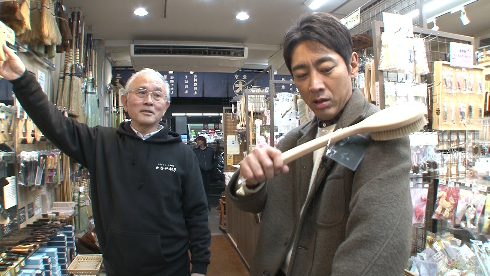 天然馬毛のボディブラシを購入する孝太郎の写真