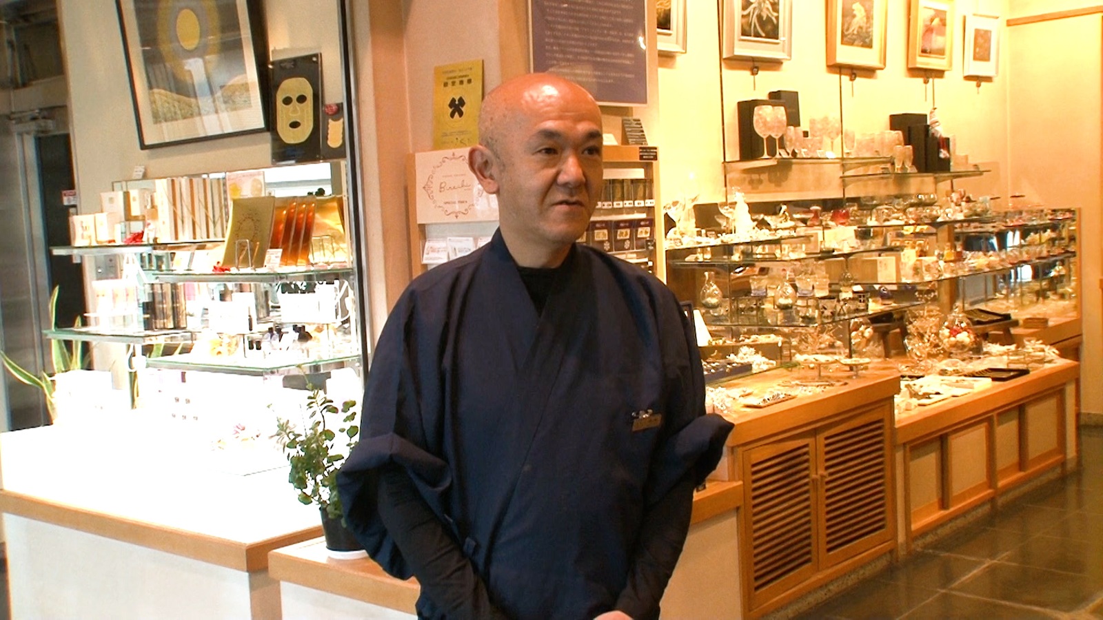 金箔貼り職人・寺本健一さんの写真