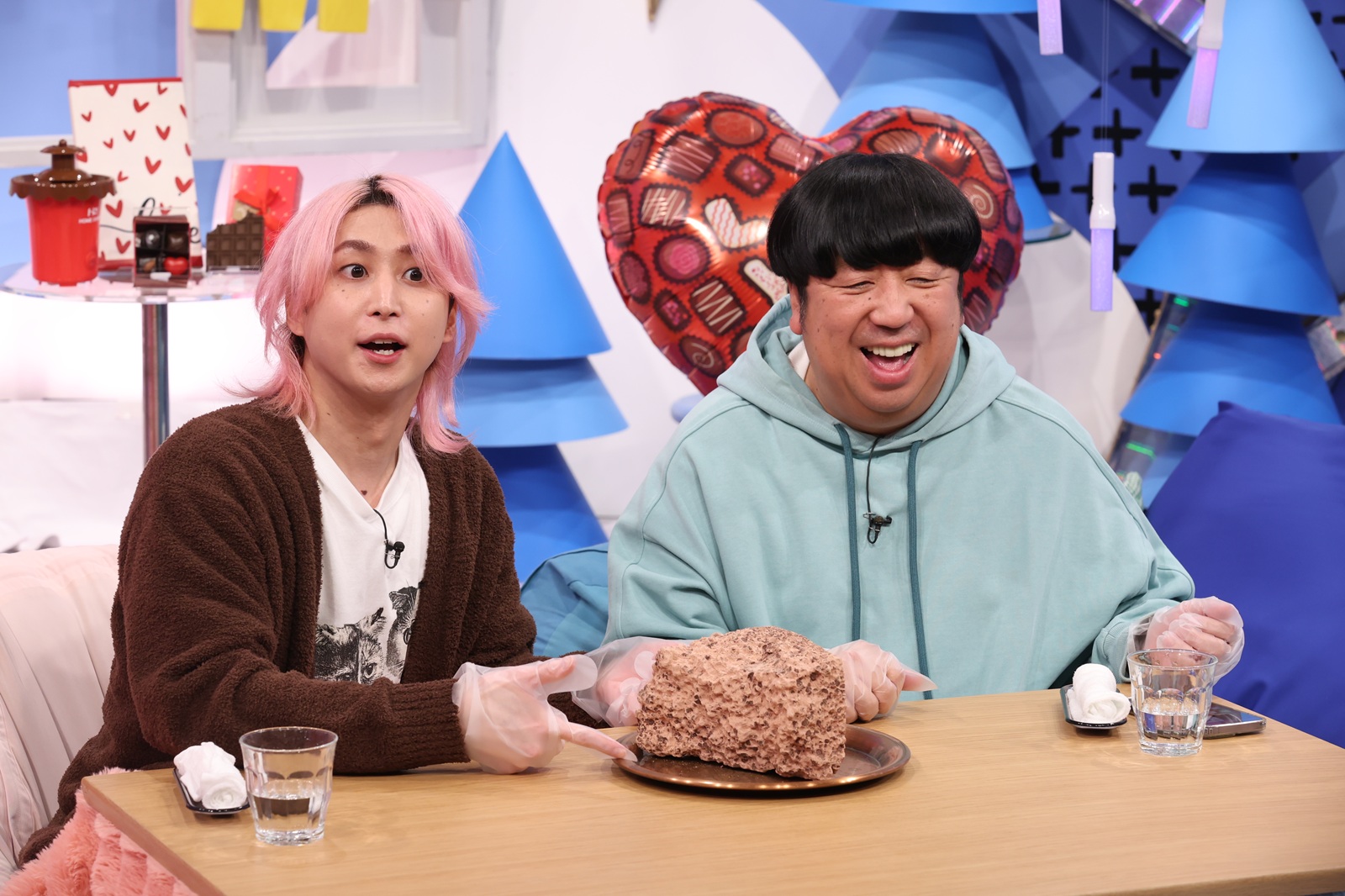 佐久間大介（Snow Man）と日村勇紀（バナナマン）の写真