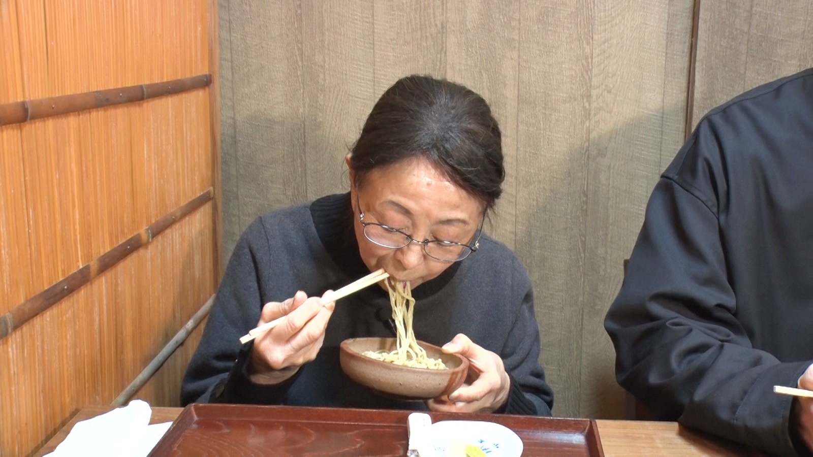 最初は何もつけずそばだけで食べる孝枝さん