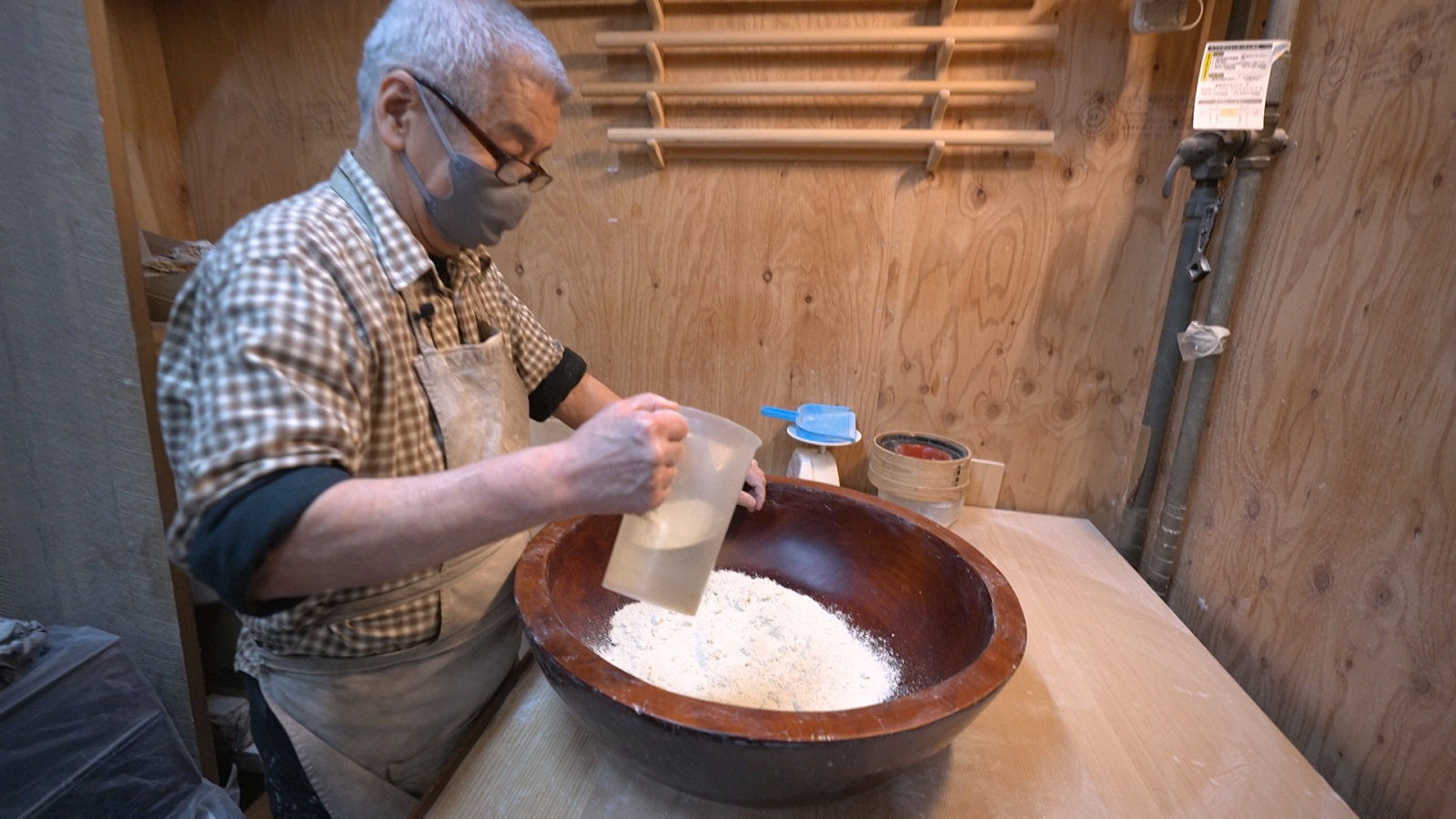 そばを丁寧に切っていく