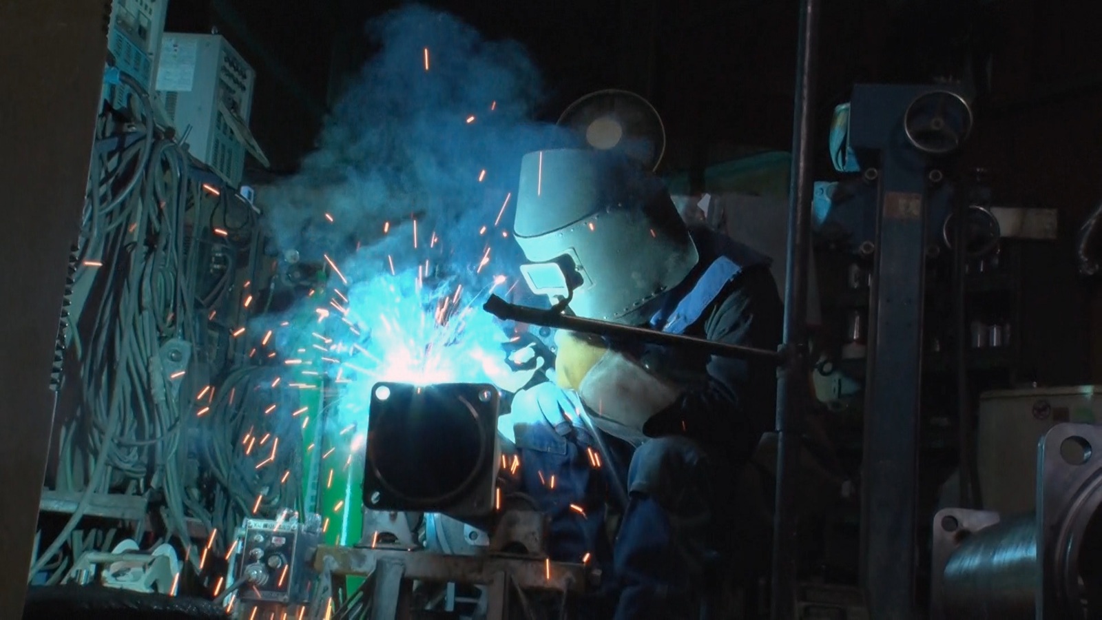 溶接作業をする溝内さんの写真