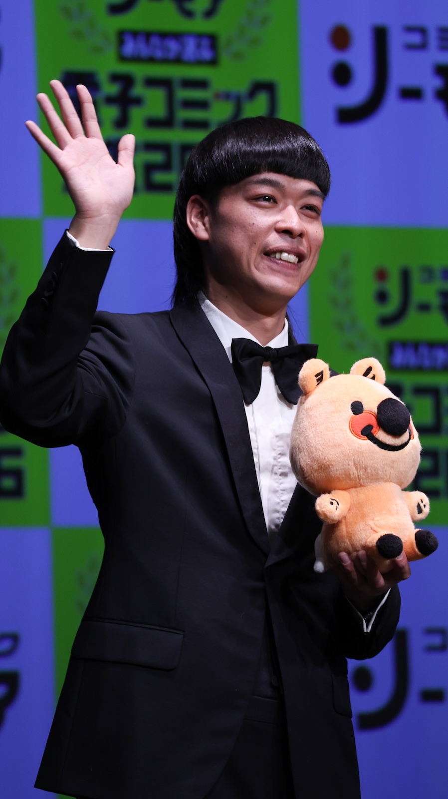 『みんなが選ぶ 電子コミック大賞 2026』授賞式に登壇したバッテリィズ・エース