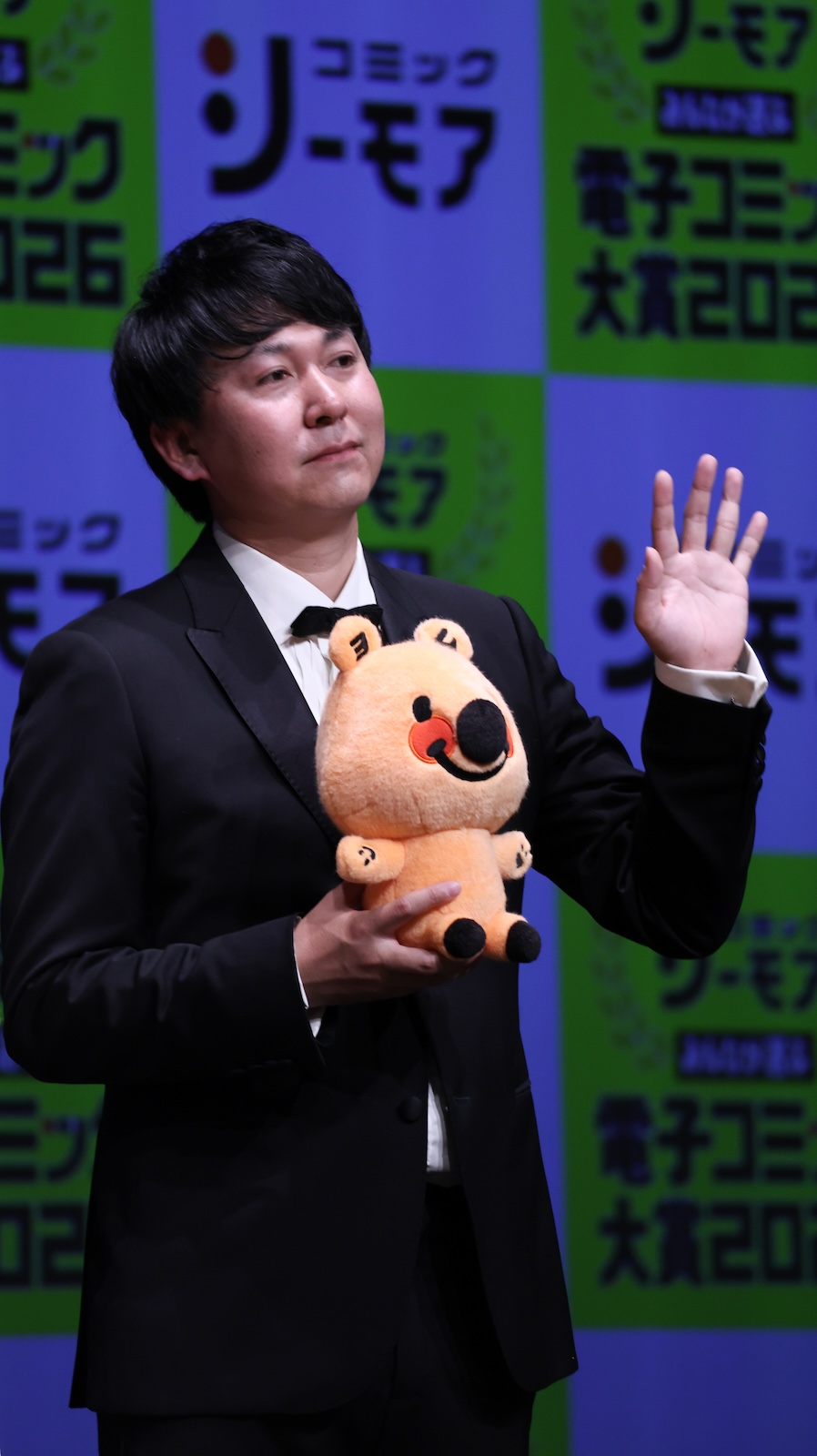 『みんなが選ぶ 電子コミック大賞 2026』授賞式に登壇したバッテリィズ・寺家