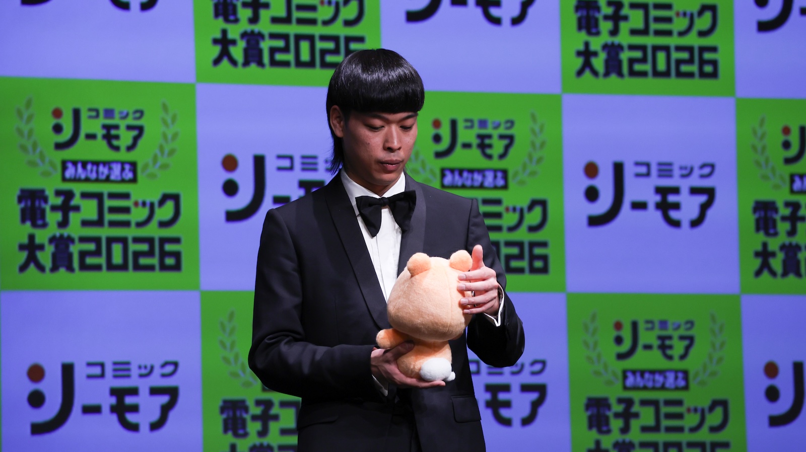 『みんなが選ぶ 電子コミック大賞 2026』授賞式に登壇したバッテリィズ・エース