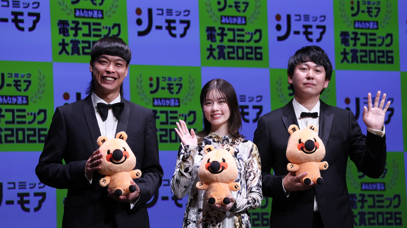 『みんなが選ぶ 電子コミック大賞 2026』授賞式に登壇したバッテリィズ、小芝風花