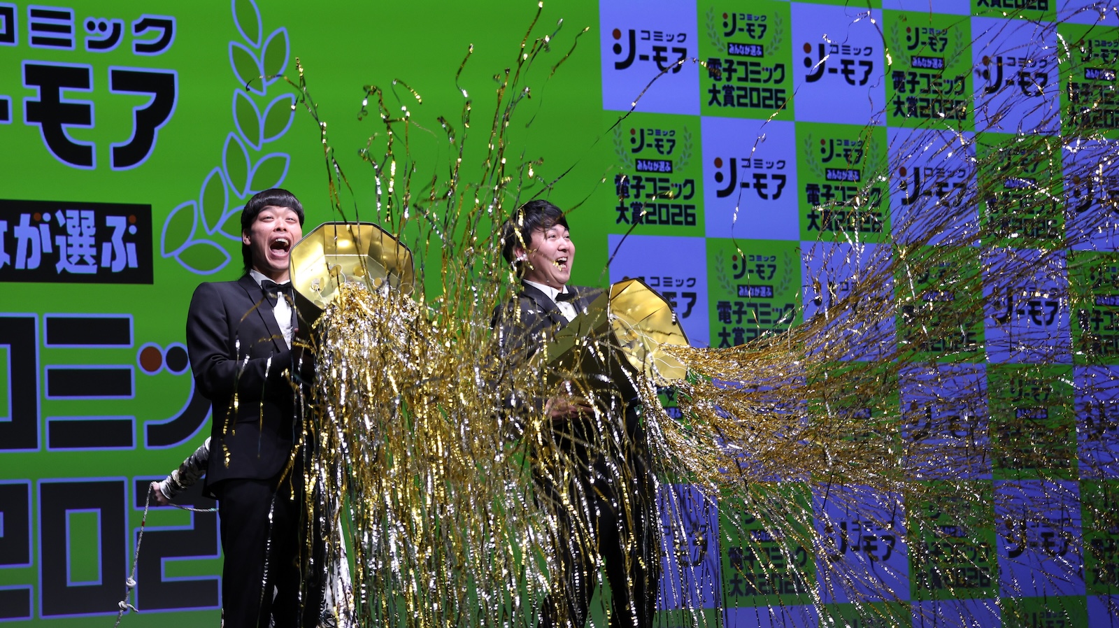 『みんなが選ぶ 電子コミック大賞 2026』授賞式に登壇したバッテリィズ