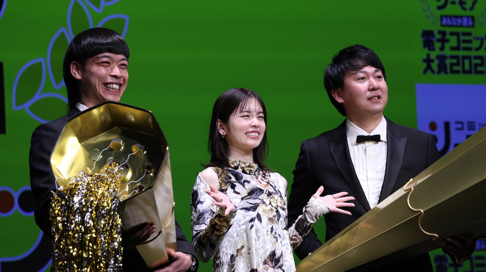 『みんなが選ぶ 電子コミック大賞 2026』授賞式に登壇したバッテリィズ、小芝風花