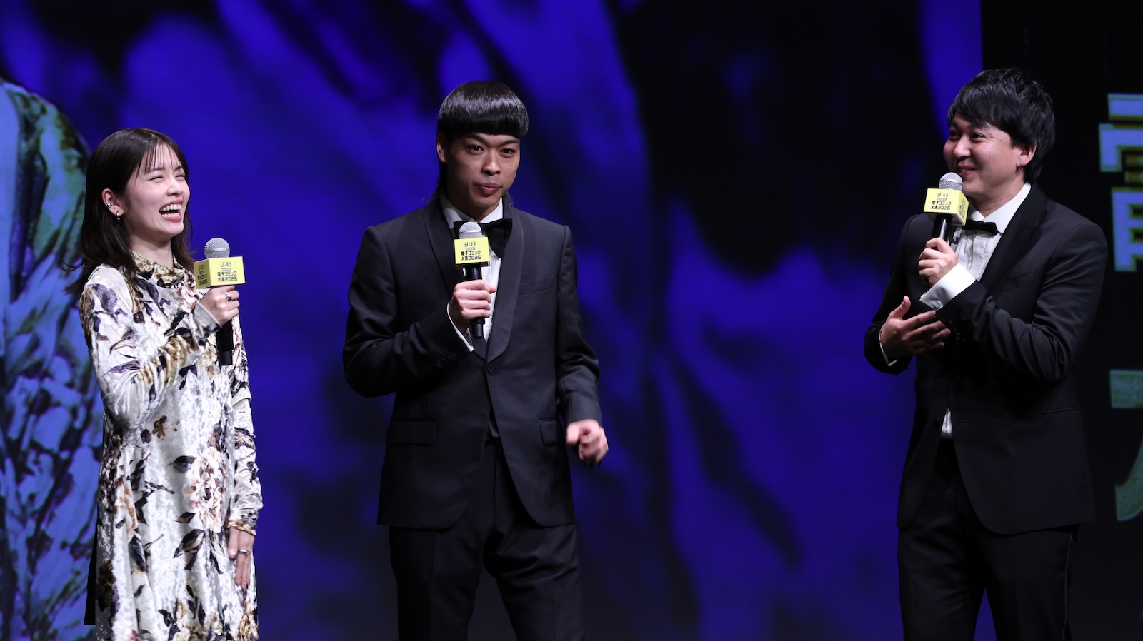 『みんなが選ぶ 電子コミック大賞 2026』授賞式に登壇した小芝風花、バッテリィズ