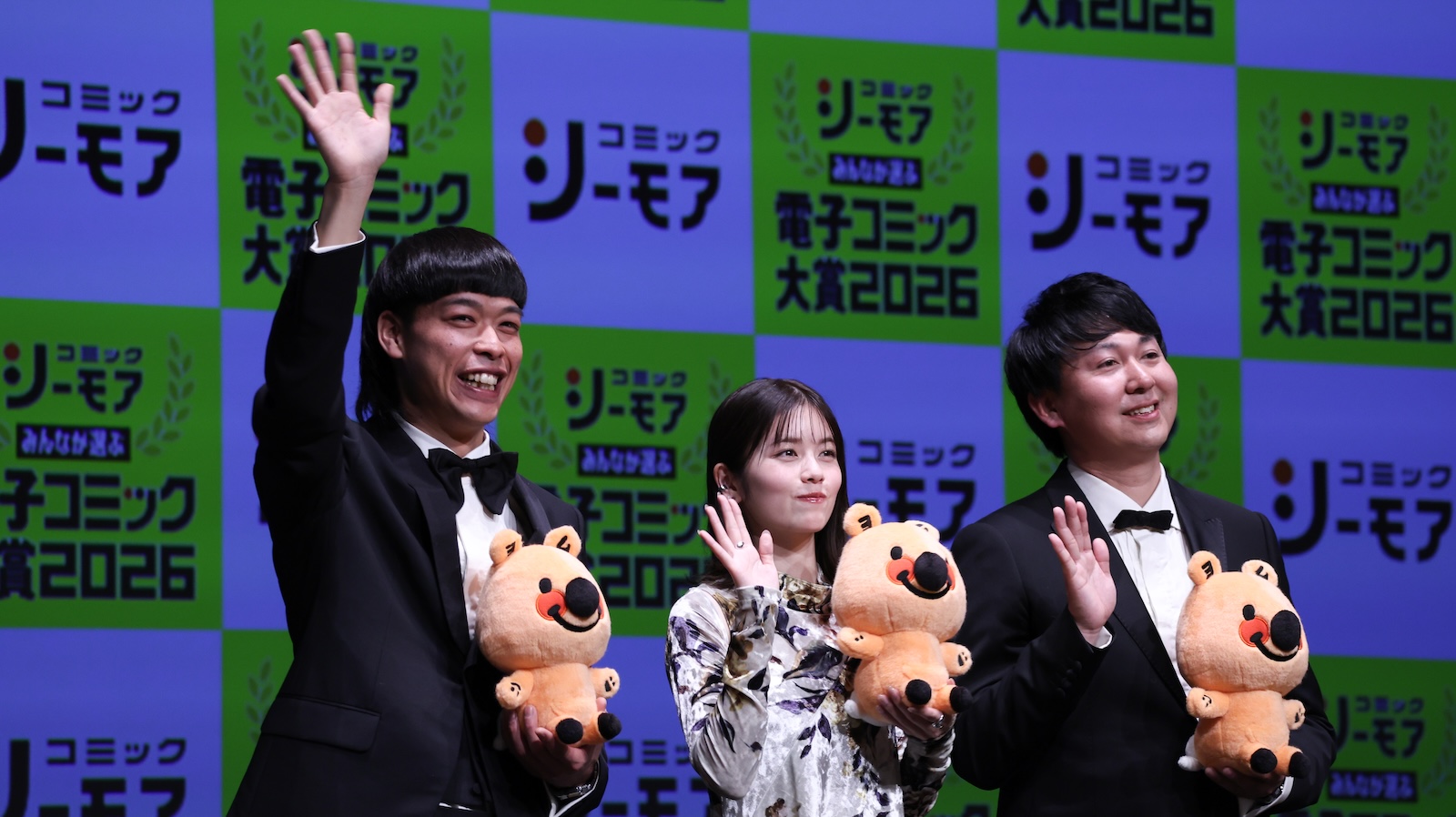 『みんなが選ぶ 電子コミック大賞 2026』授賞式に登壇した小芝風花、バッテリィズ