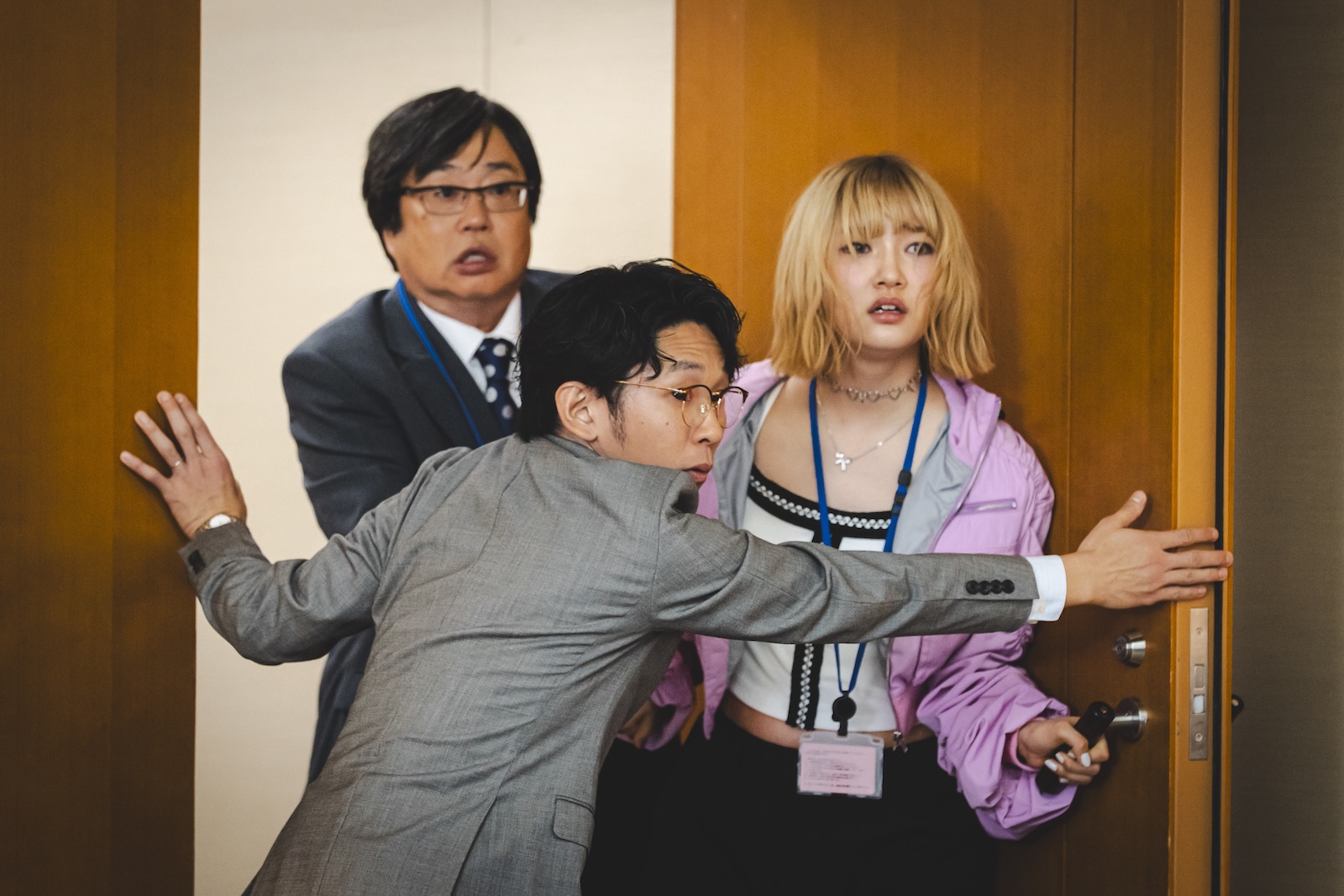 ドラマ『こちら予備自衛英雄補?!』に出演する六角精児、小宮山莉渚