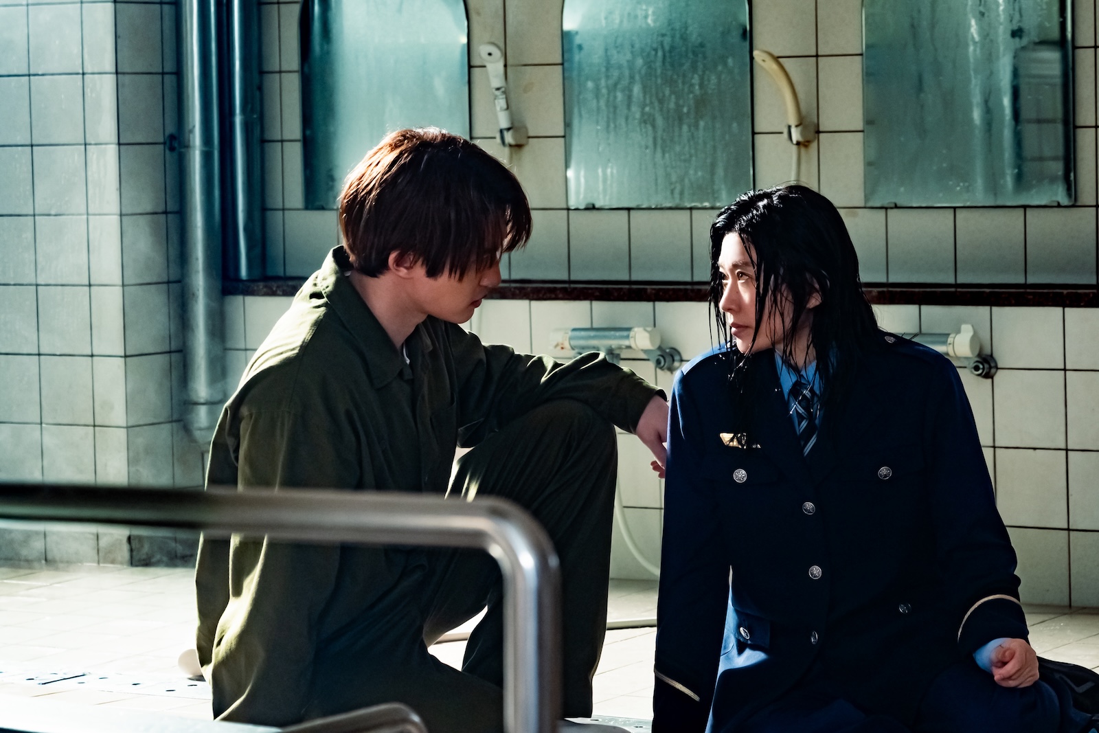 日曜ドラマ『パンチドランク・ウーマン-脱獄まであと××日-』に出演する篠原涼子、ジェシー(SixTONES)