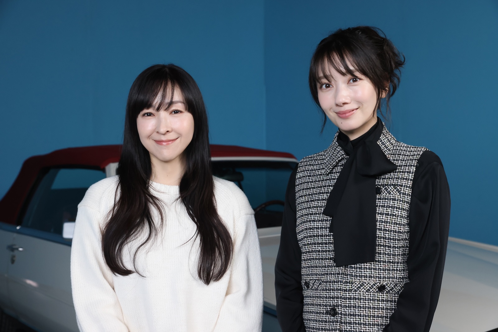  『月夜行路 ―答えは名作の中に―』に出演する波瑠と麻生久美子