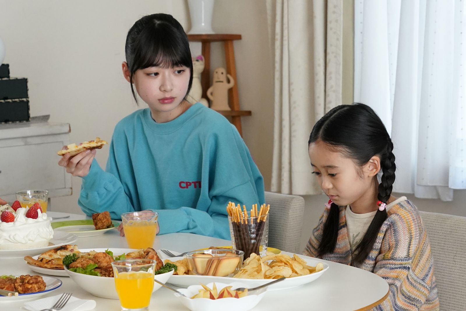 畠桜子と泉谷星奈の写真