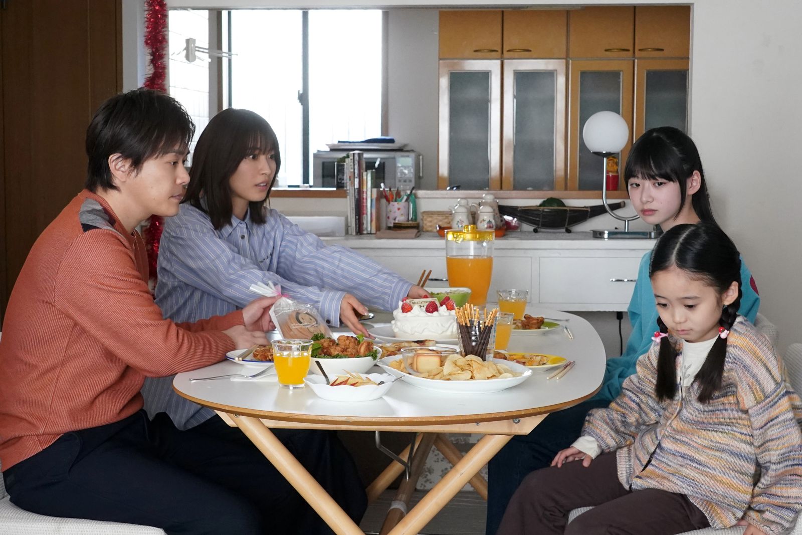 勝治涼と瀧本美織と畑桜子と泉谷星奈の写真