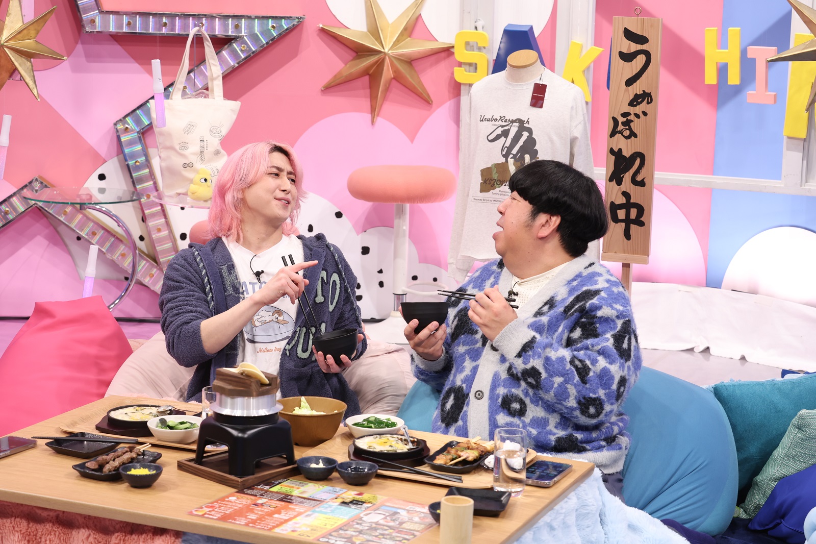 佐久間大介(Snow Man)と日村勇紀(バナナマン)の写真