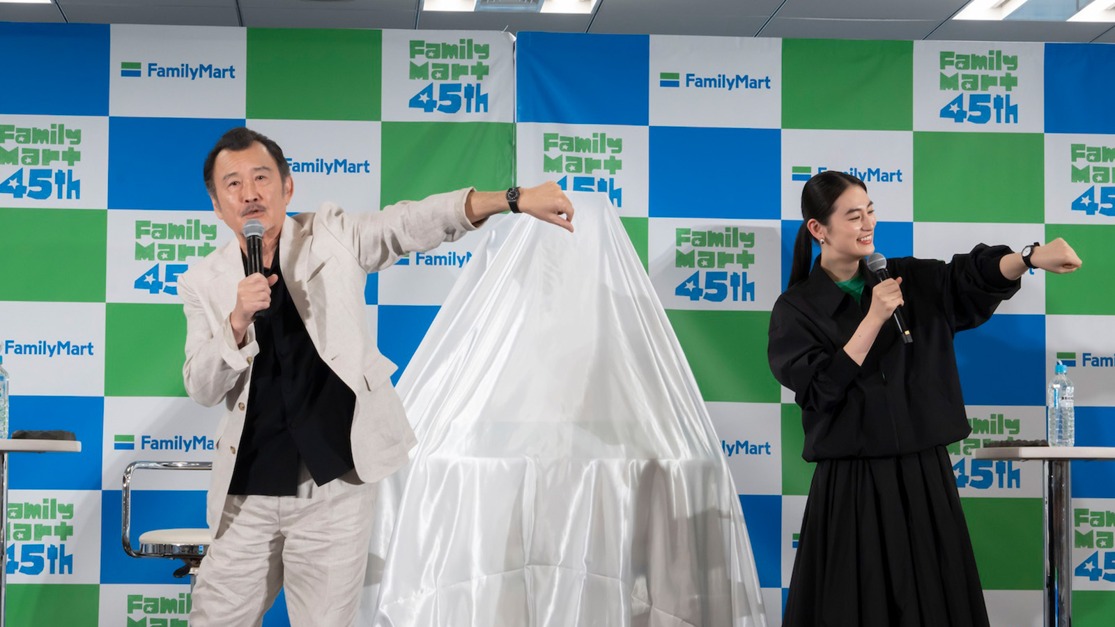 吉田鋼太郎と八木莉可子の写真