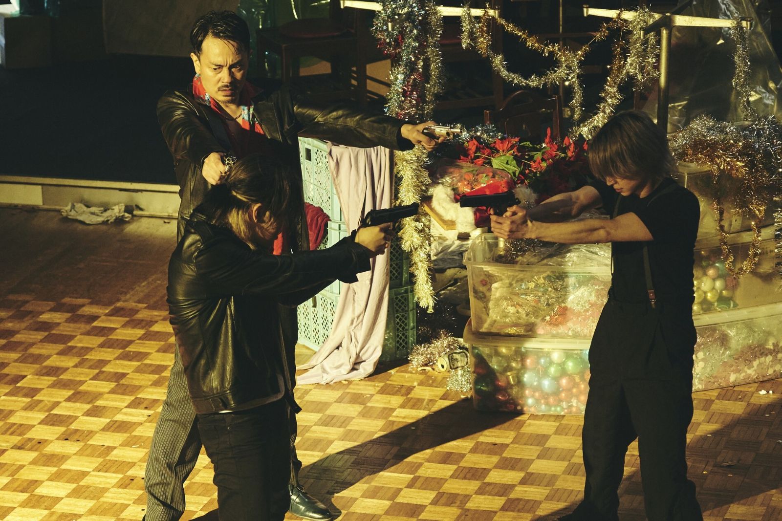 映画『スペシャルズ』銃撃アクションクリップ映像の三つ巴シーンのカット