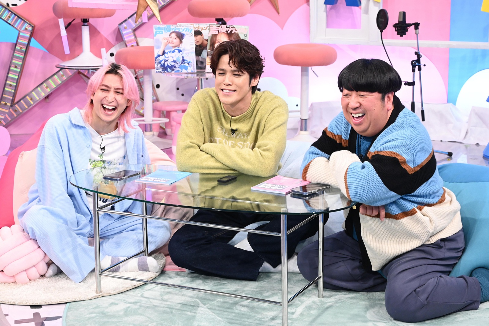 佐久間大介（Snow Man）と日村勇紀（バナナマン）と宮野真守の写真