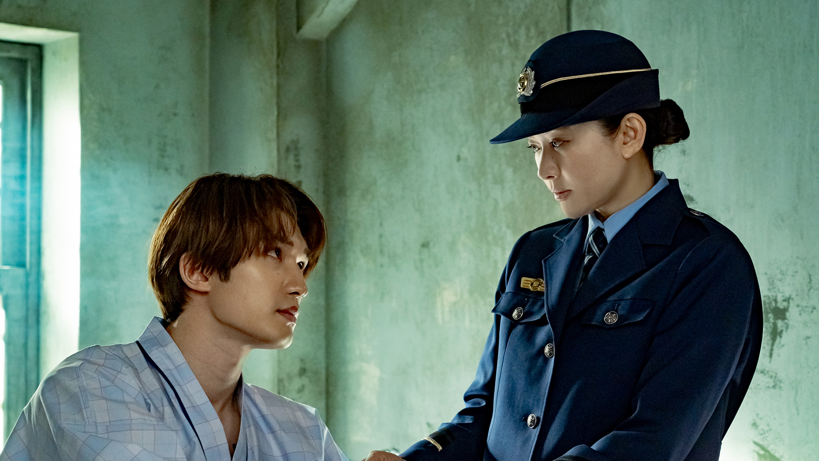 SixTONESのジェシーと篠原涼子の写真