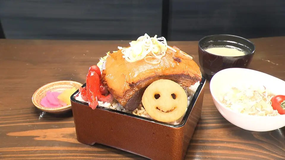 1個500gの超巨大“角煮”にびっくり！ スプーンでも切れるトロトロ肉の