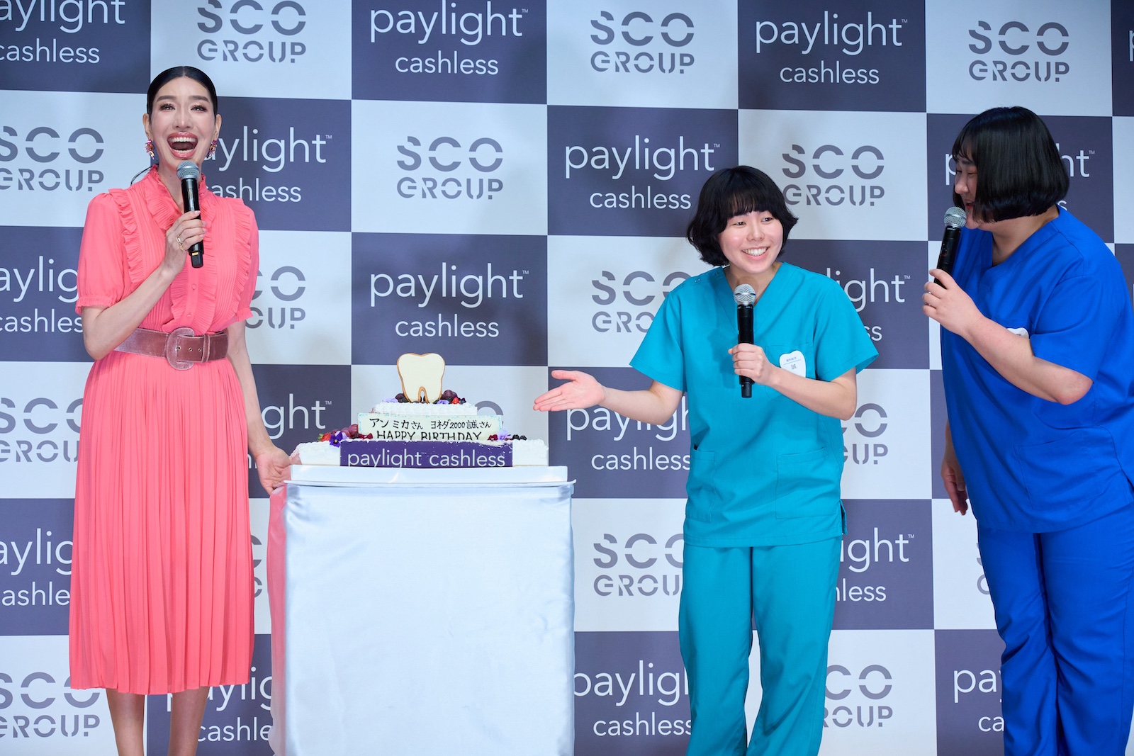 アンミカとヨネダ2000の誠と愛の写真