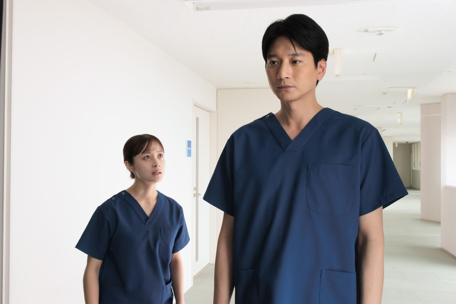 橋本環奈と向井理の写真