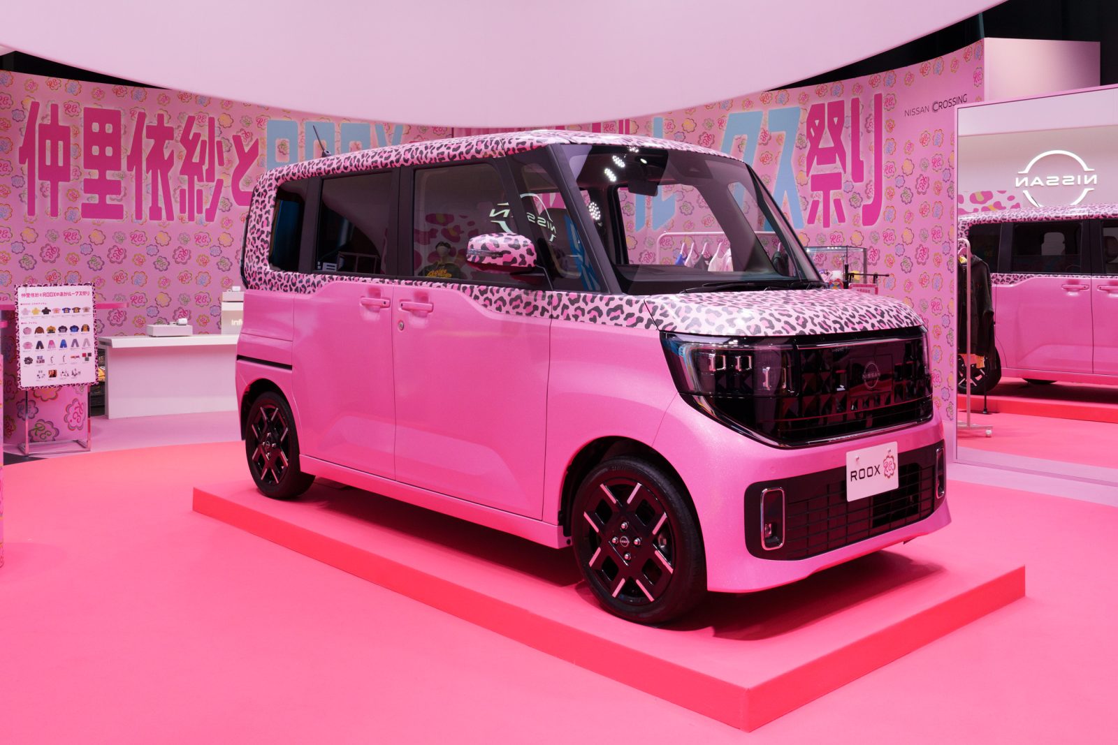 仲里依紗デザインラッピングカーの写真