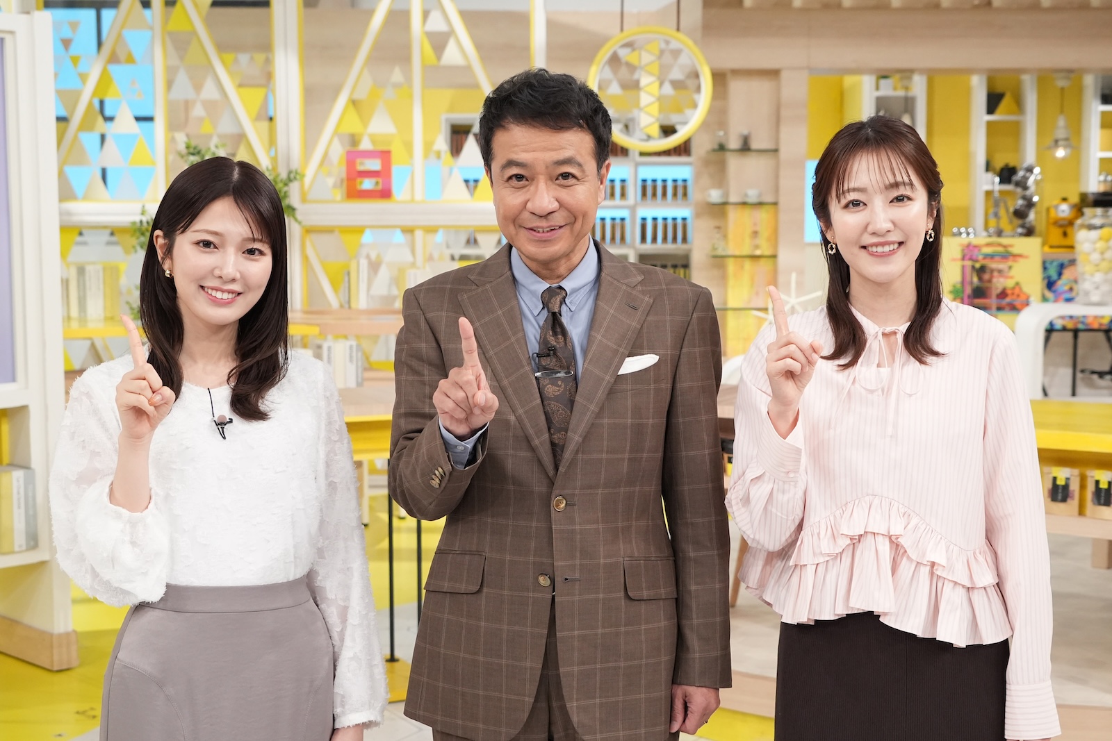 『シューイチ』に出演する中山秀征と黒田みゆアナ、滝菜月アナ、