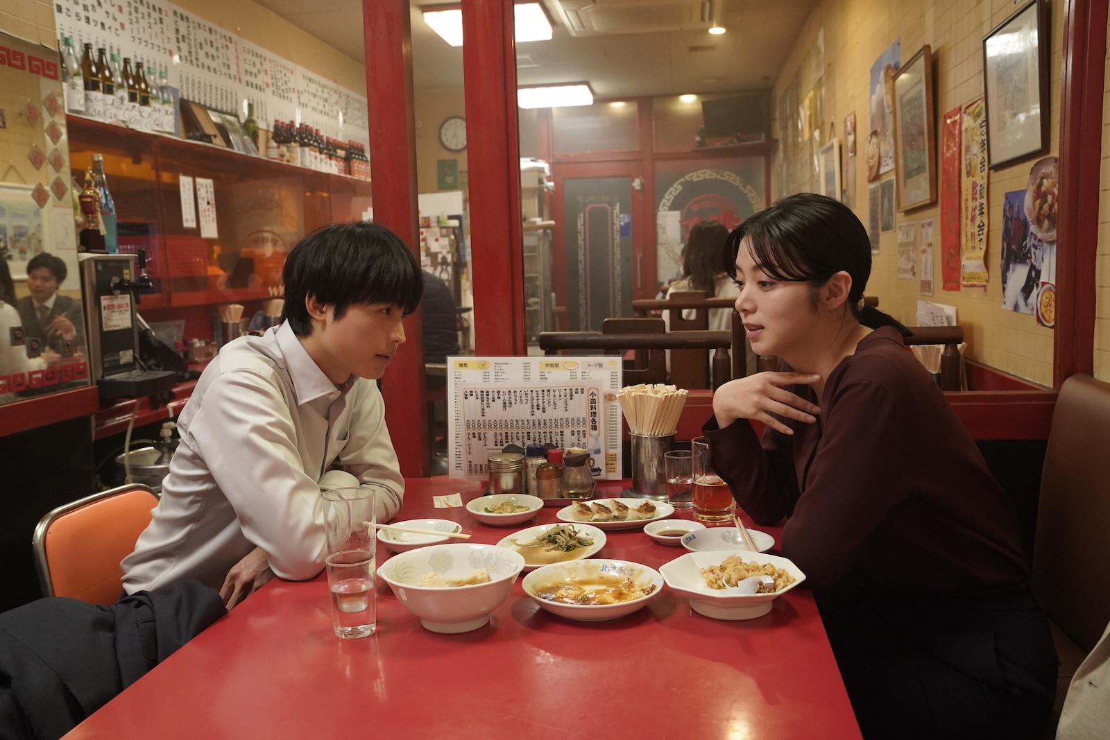 Netflixシリーズ『九条の大罪』に出演する松村北斗（SixTONES）、池田エライザ