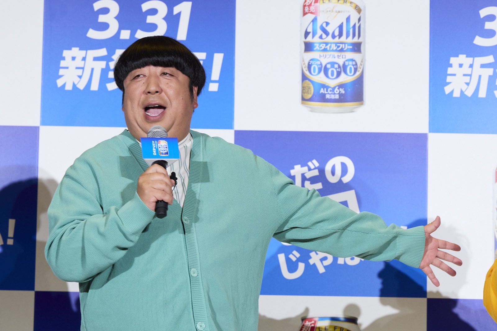 「トリプルゼロ」発表会でのバナナマン・日村勇紀