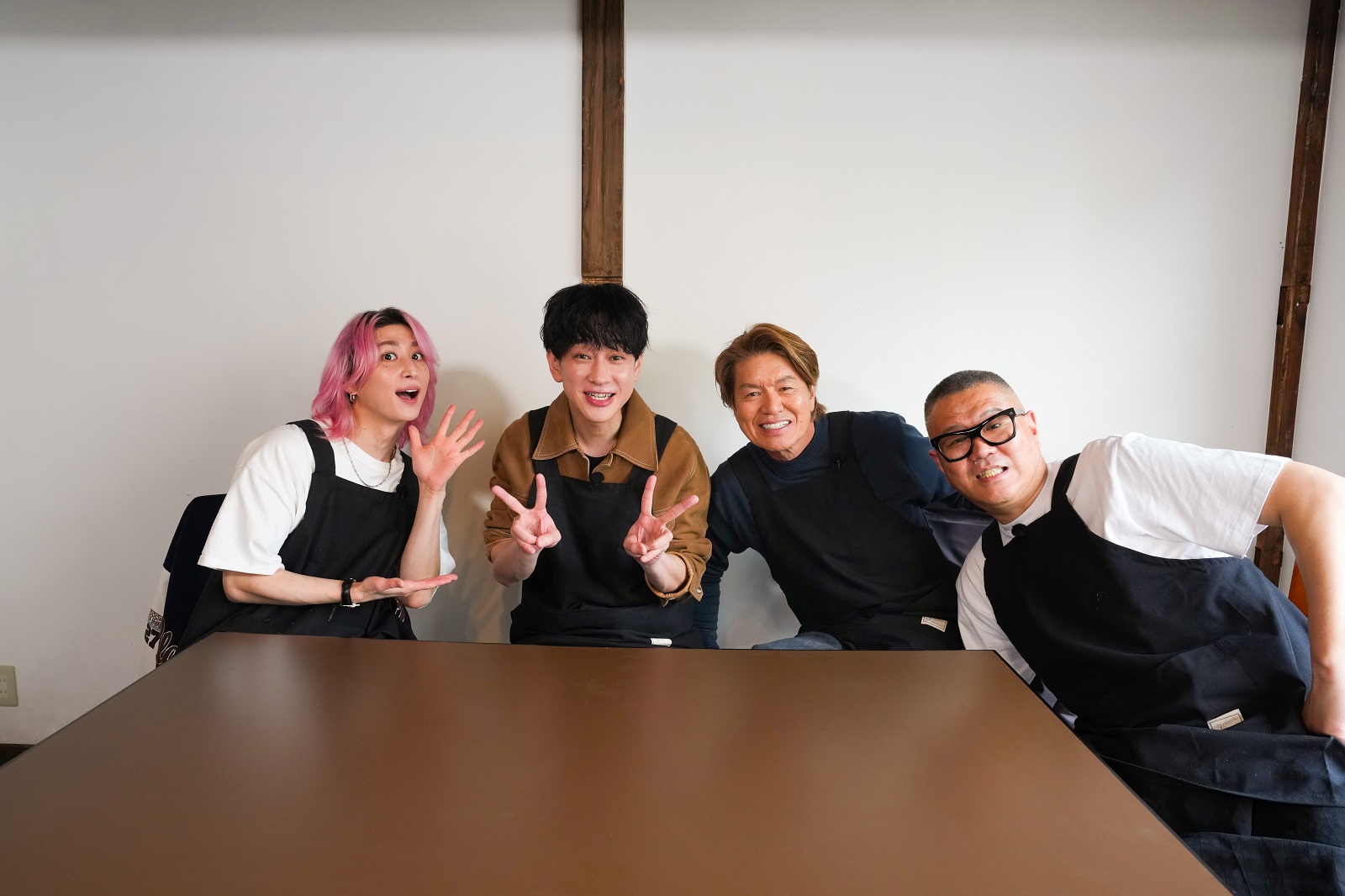 シソンヌの長谷川忍とSnow Manの佐久間大介とSUPER EIGHTの横山裕とヒロミの写真