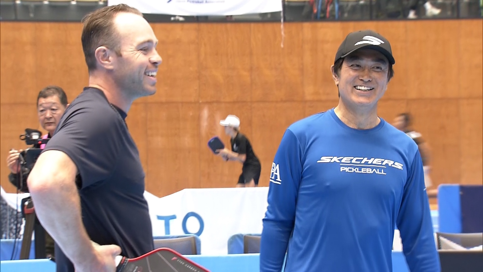 石黒賢とルイス・ラヴィル選手の写真