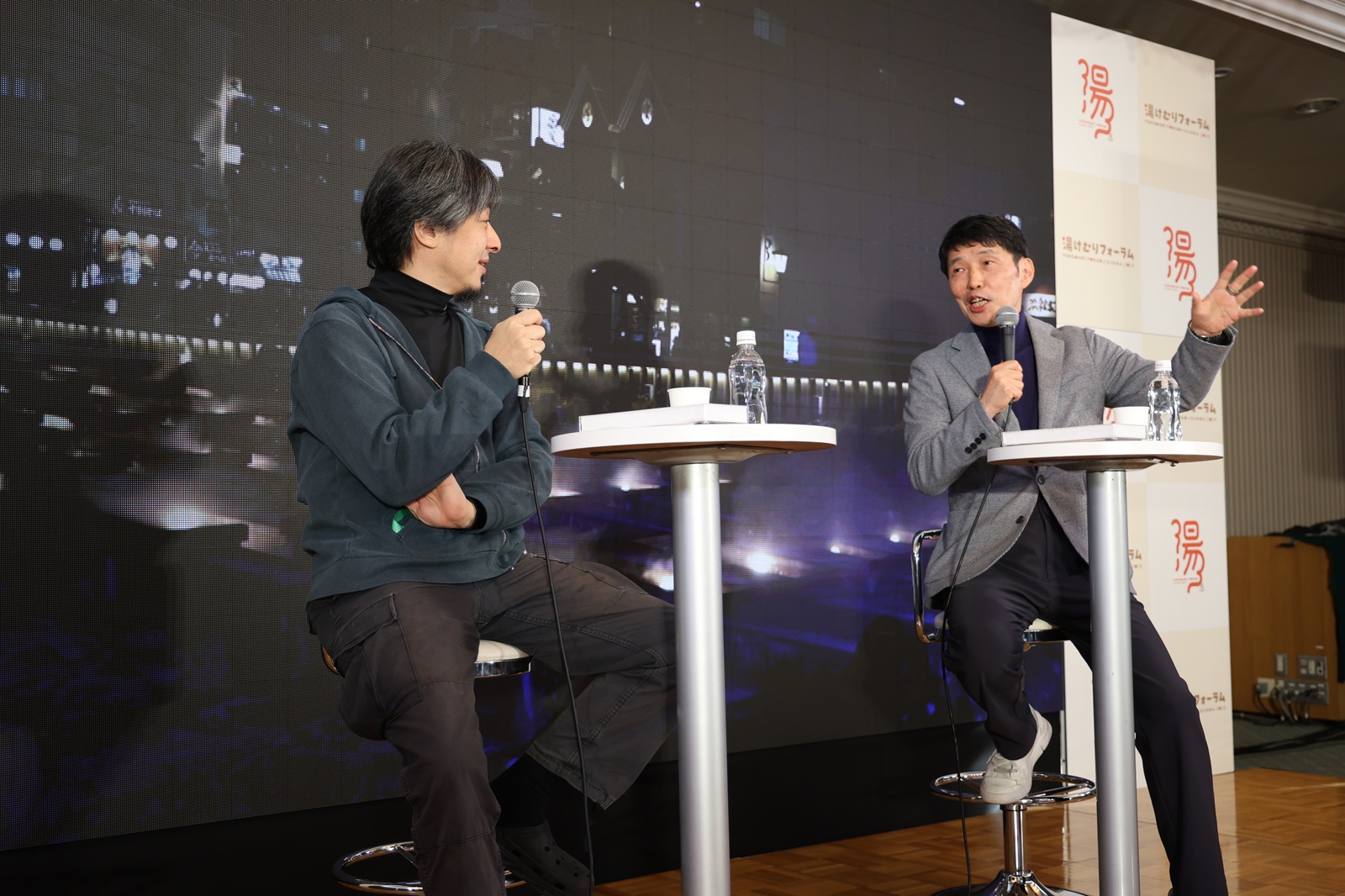 ひろゆきと山本一太の写真