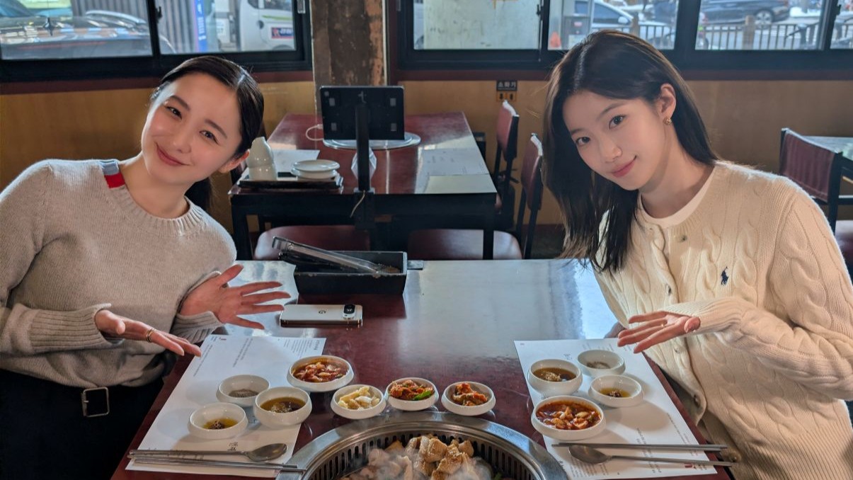 堀田真由と、LE SSERAFIM・KAZUHAの写真