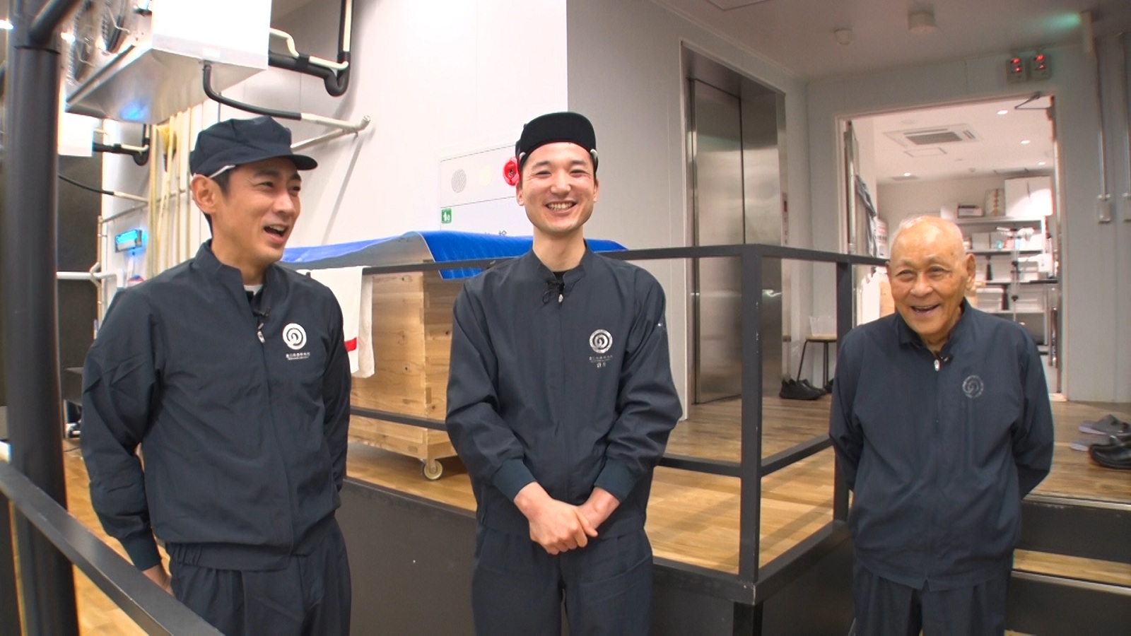 小泉孝太郎らの写真