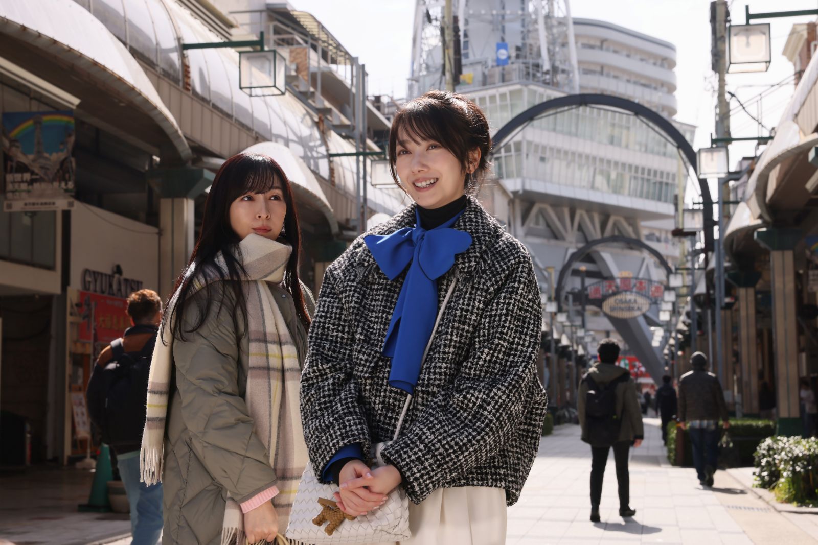 波瑠と麻生久美子の写真