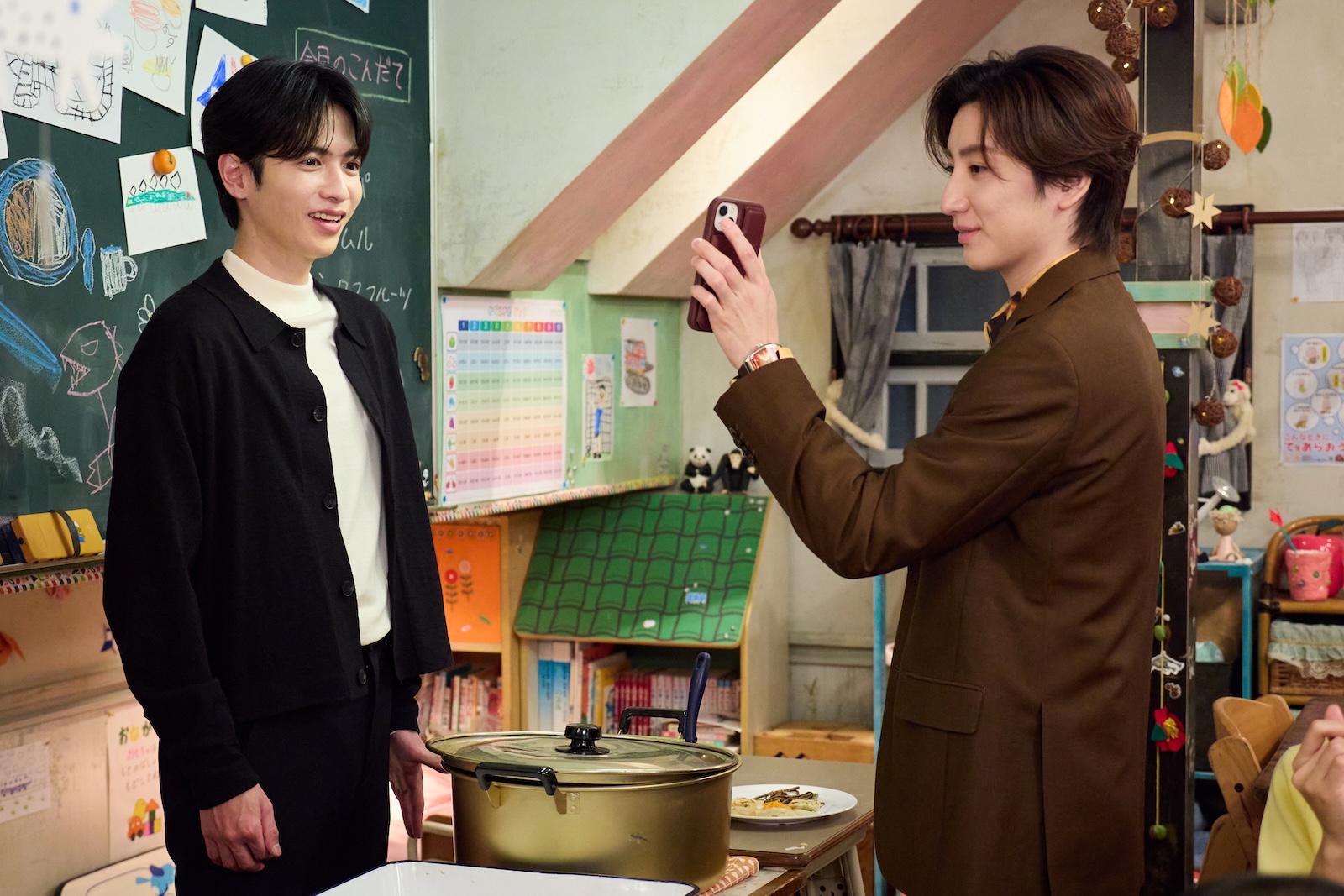 日曜ドラマ『10回切って倒れない木はない』に出演する志尊淳、京本大我（SixTONES）