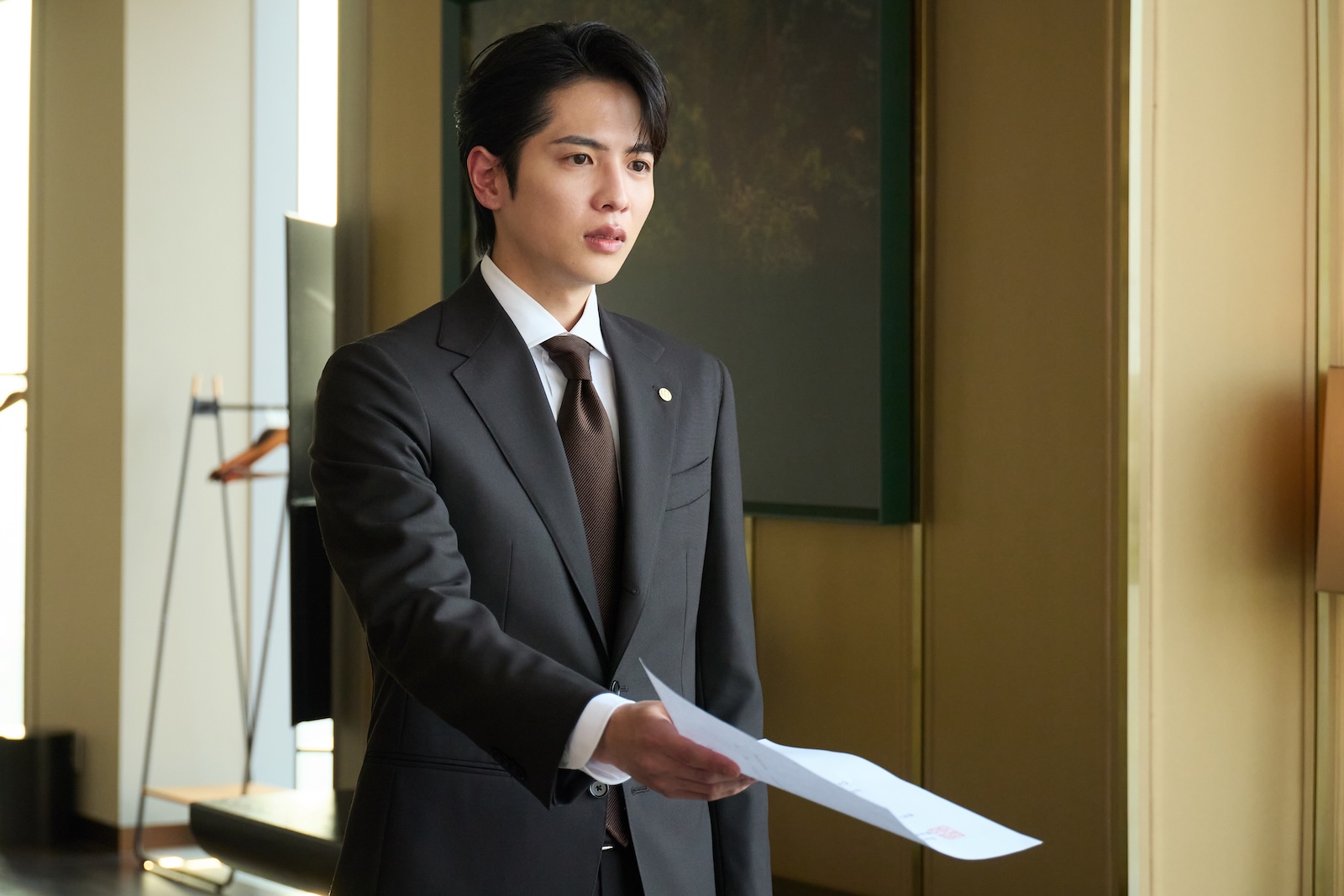 日曜ドラマ『10回切って倒れない木はない』に出演する志尊淳