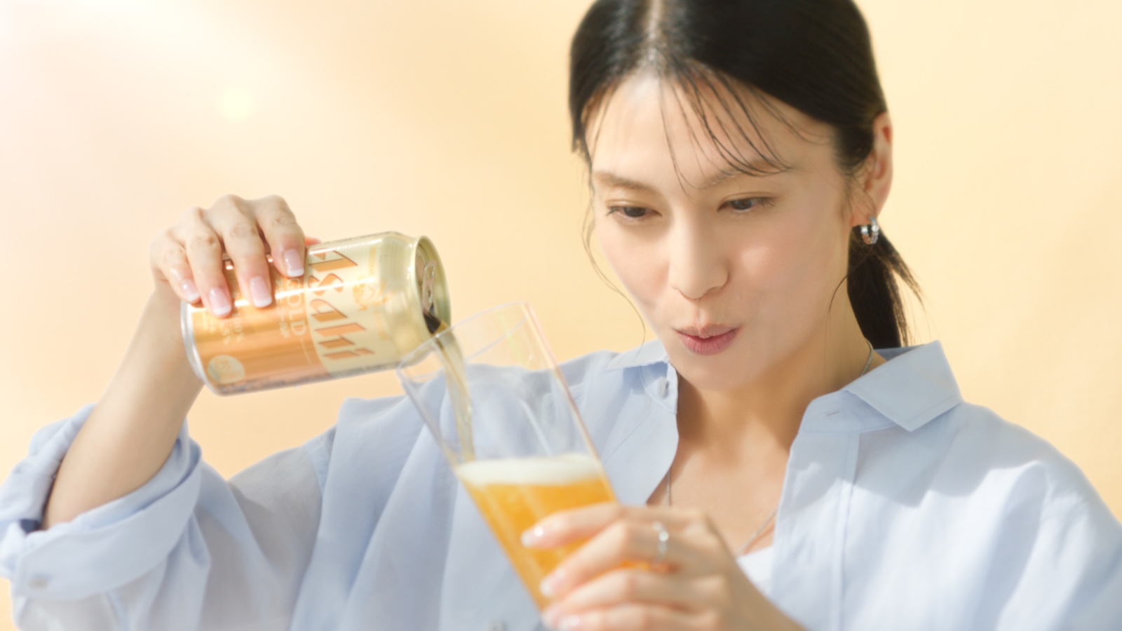  『アサヒ ゴールド』の新TVCMに出演する柴咲コウ